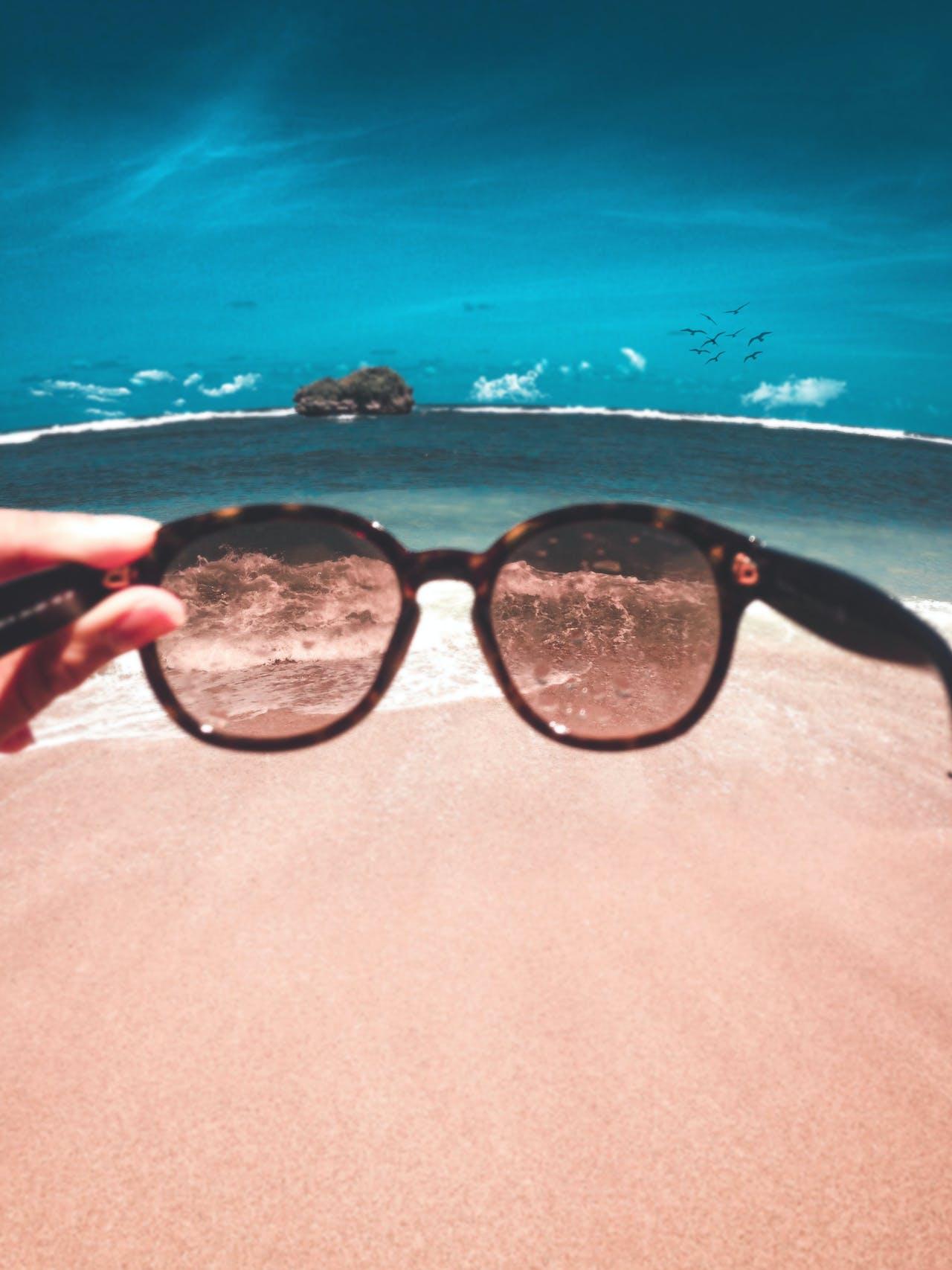Okulary przeciwsłoneczne na plaży